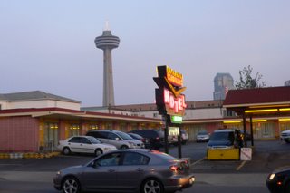 Unser Motel und der Niagara Tower im Hintergrund